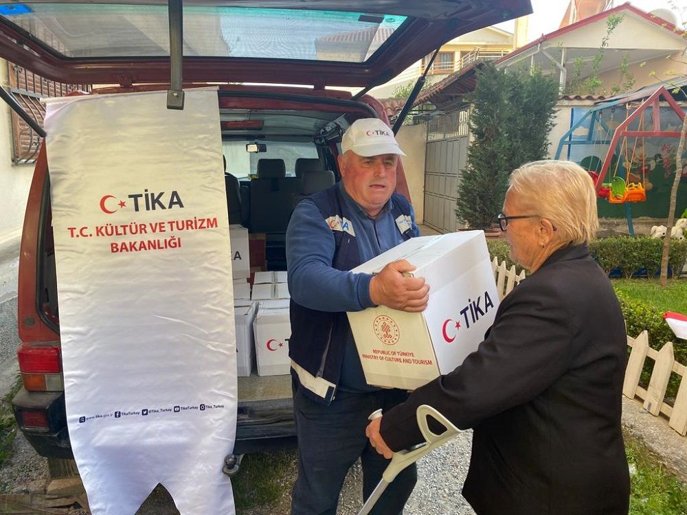 Solidaritet human, ndihma ushqimore për familje të të verbërve në Elbasan