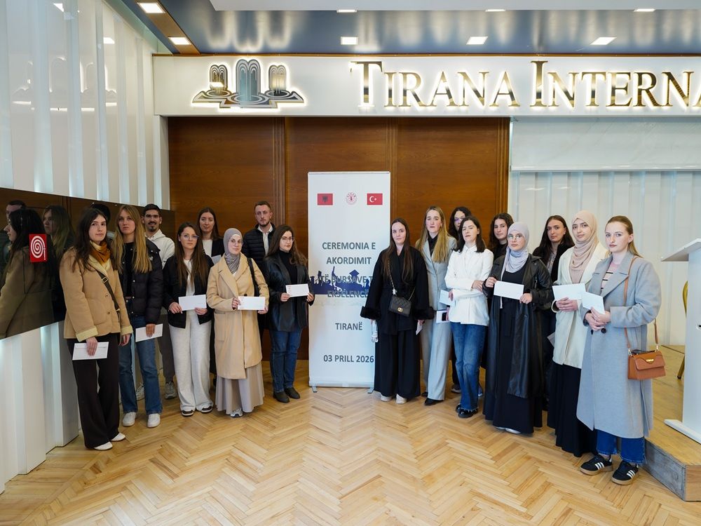 Studentë të universiteteve publike marrin bursën e ekselencës për këtë vit akademik