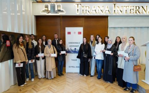 Studentë të universiteteve publike marrin bursën e ekselencës për këtë vit akademik