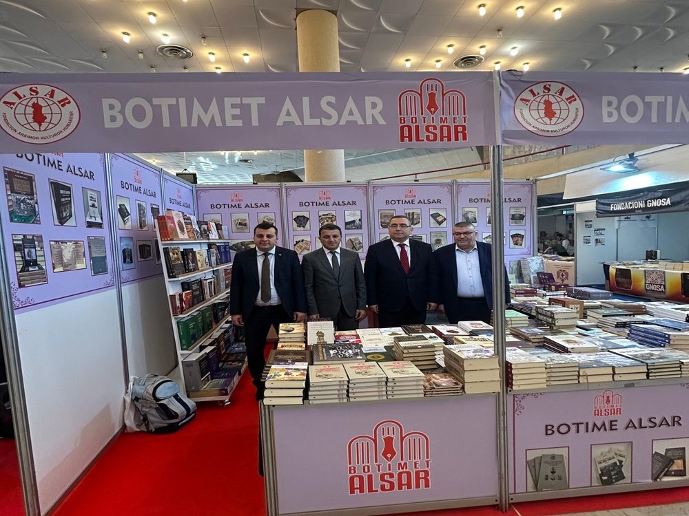 Ambasadori i Republikës së Turqisë në Tiranë viziton stendën e Botimeve ALSAR në Panairin e Librit