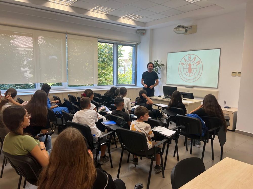 Në Fondacionin ALSAR rinisin kurset, një mundësi për mësimin e gjuhëve të huaja dhe edukimin etiko-moral Në Fondacionin ALSAR rinisin kurset, një mundësi për mësimin e gjuhëve të huaja dhe edukimin etiko-moral
