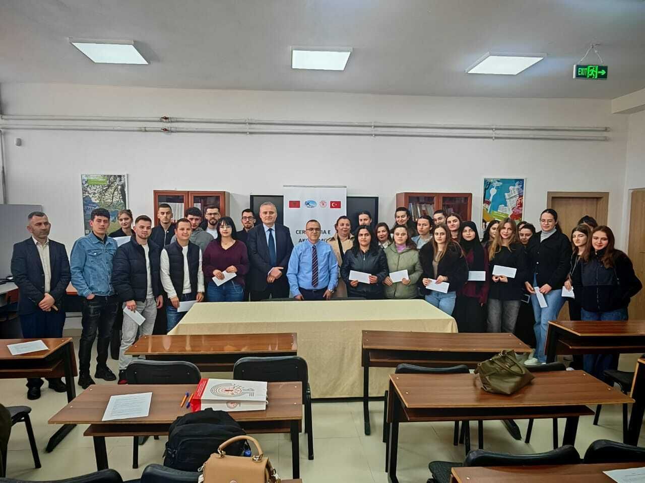 Me një ceremoni, në Universitetin “Fan S. Noli” në Korçë jepen bursat e ekselencës për vitin akademik 2025-2026, studentëve u dhurohen dhe libra