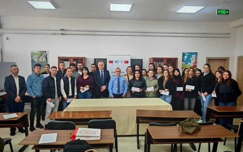 Me një ceremoni, në Universitetin “Fan S. Noli” në Korçë jepen bursat e ekselencës për vitin akademik 2025-2026, studentëve u dhurohen dhe libra