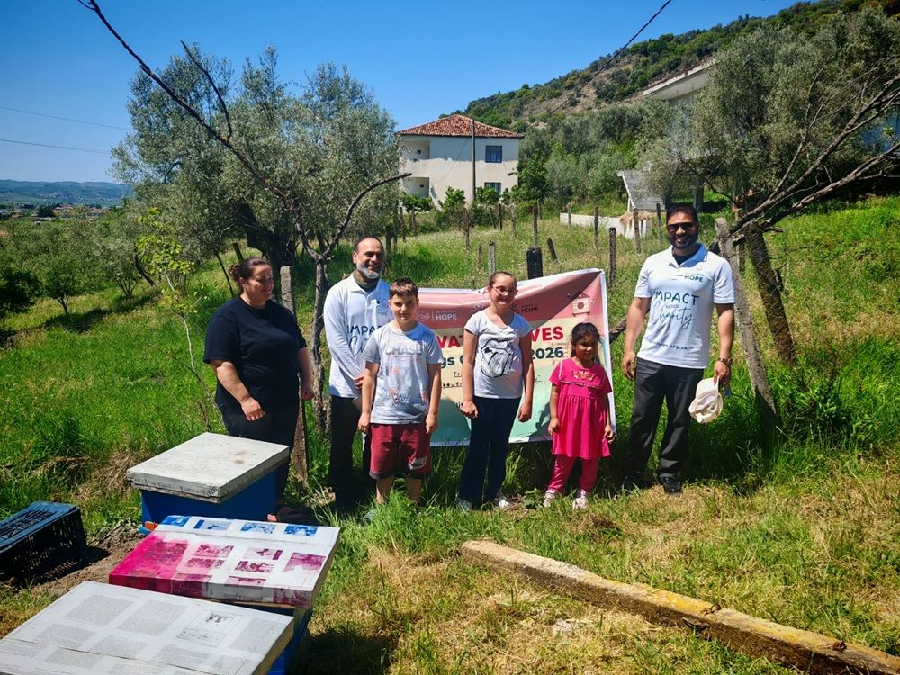 Aktivitet humanitar në Elbasan, dhurohen koshere bletësh për dy familje jetimësh