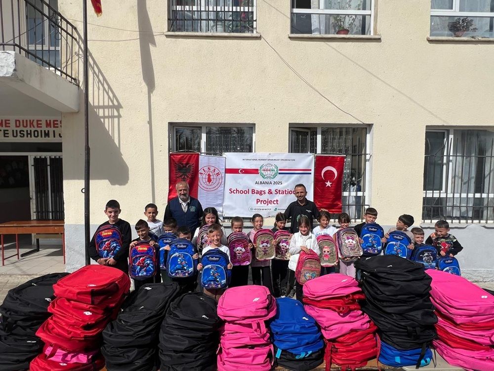 Nxënësve në Çërravë të Pogradecit u dhurohen çanta dhe mjete shkollore Nxënësve në Çërravë të Pogradecit u dhurohen çanta dhe mjete shkollore