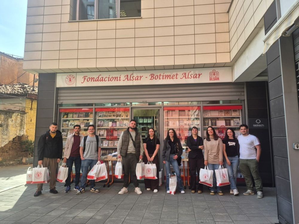 Studentë të Universitetit të Tiranës përzgjedhin dhe marrin dhuratë tituj nga Botimet ALSAR