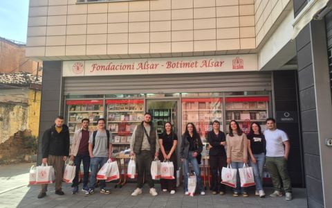 Studentë të Universitetit të Tiranës përzgjedhin dhe marrin dhuratë tituj nga Botimet ALSAR