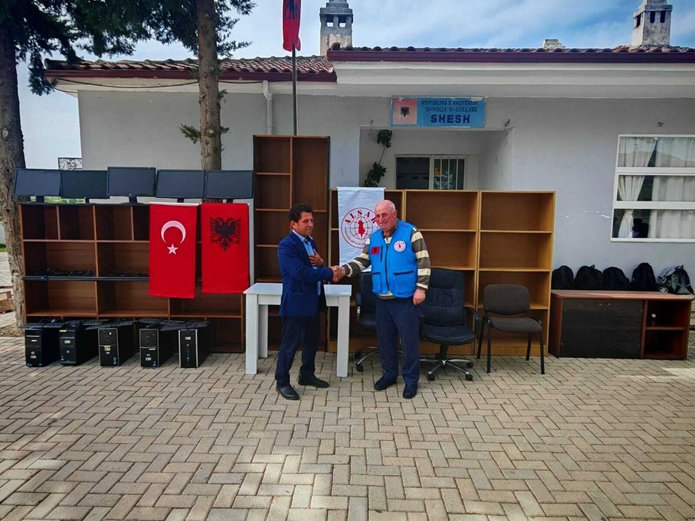 Dhurohen orendi dhe kompjutera për shkollën 9-vjeçare të fshatit Shesh në Tiranë