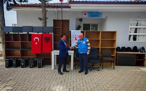 Dhurohen orendi dhe kompjutera për shkollën 9-vjeçare të fshatit Shesh në Tiranë