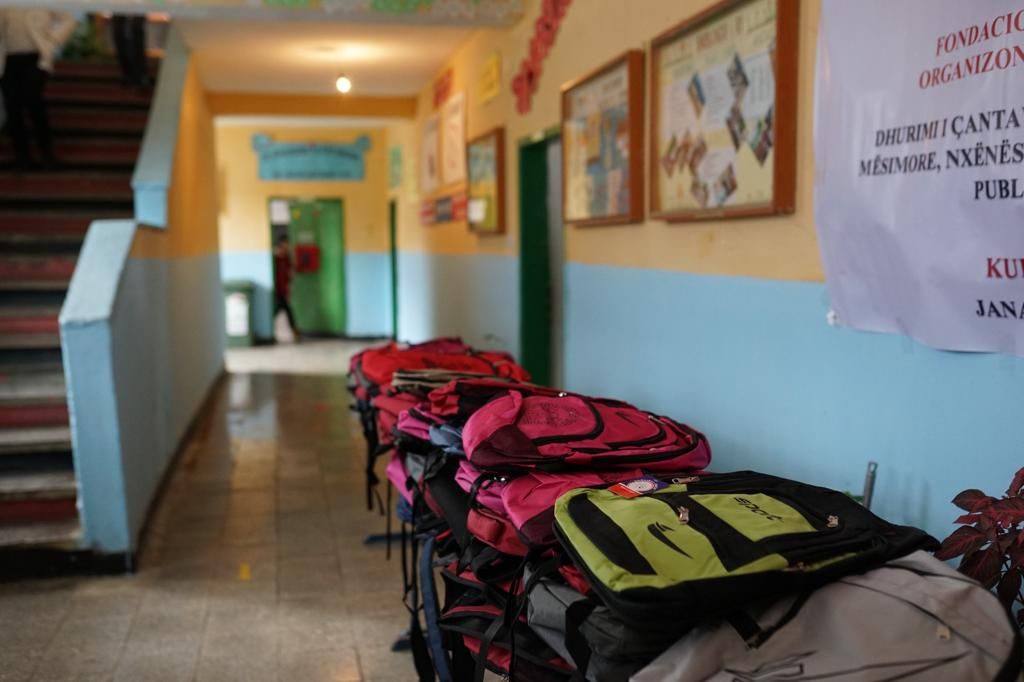 Shpërndahen çanta dhe mjete mësimore për nxënës në Kukës