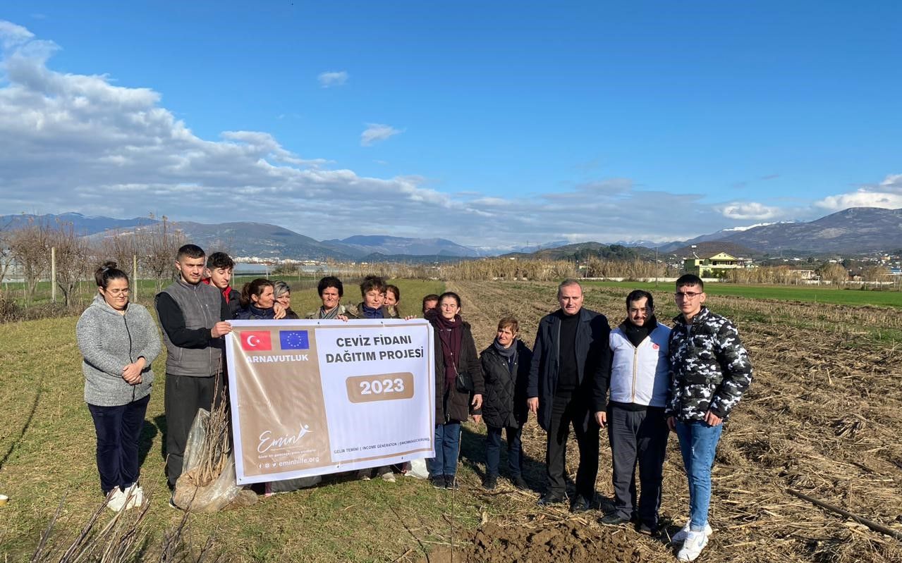 Zhvillimi i një projekti humanitar në qarkun e Elbasanit, shpërndahen fidanë arrash
