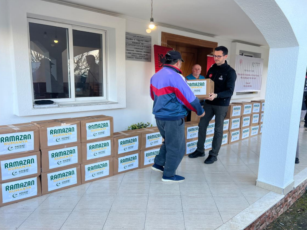 Ndihma humanitare për familje në nevojë, shpërndahen pako me ushqime në dy fshatra të Tiranës