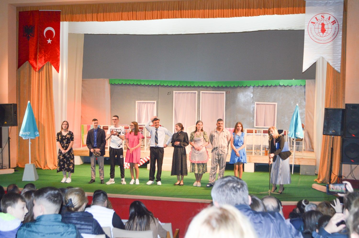 Gjimnazistët e shkollës “Havzi Nela” në Kukës vënë në skenë komedinë “Shi në plazh” me mbështetjen financiare të Fondacionit ALSAR